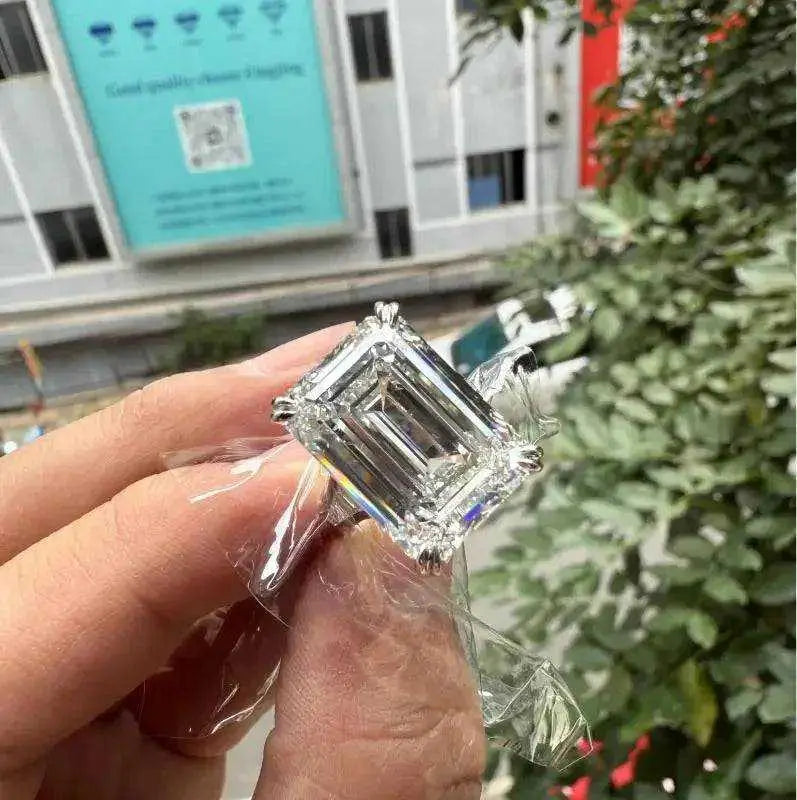 Ruihe Hot Sale Classic Design Emerald Cut 20ct 18K Gold Luxurious Rings Main Stone Lab Diamond Girlfriend Gift - The Sparkling Squirrels & Co.
