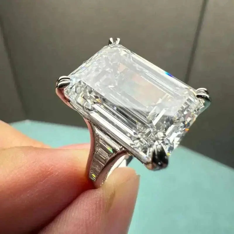 Ruihe Hot Sale Classic Design Emerald Cut 20ct 18K Gold Luxurious Rings Main Stone Lab Diamond Girlfriend Gift - The Sparkling Squirrels & Co.